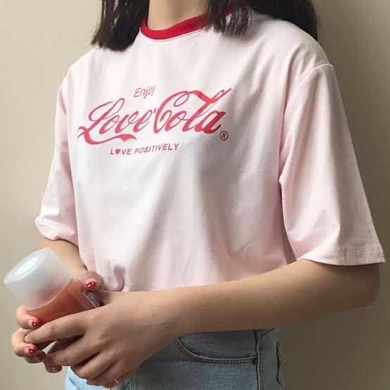 CocaColaのクラスTシャツを着ている女性