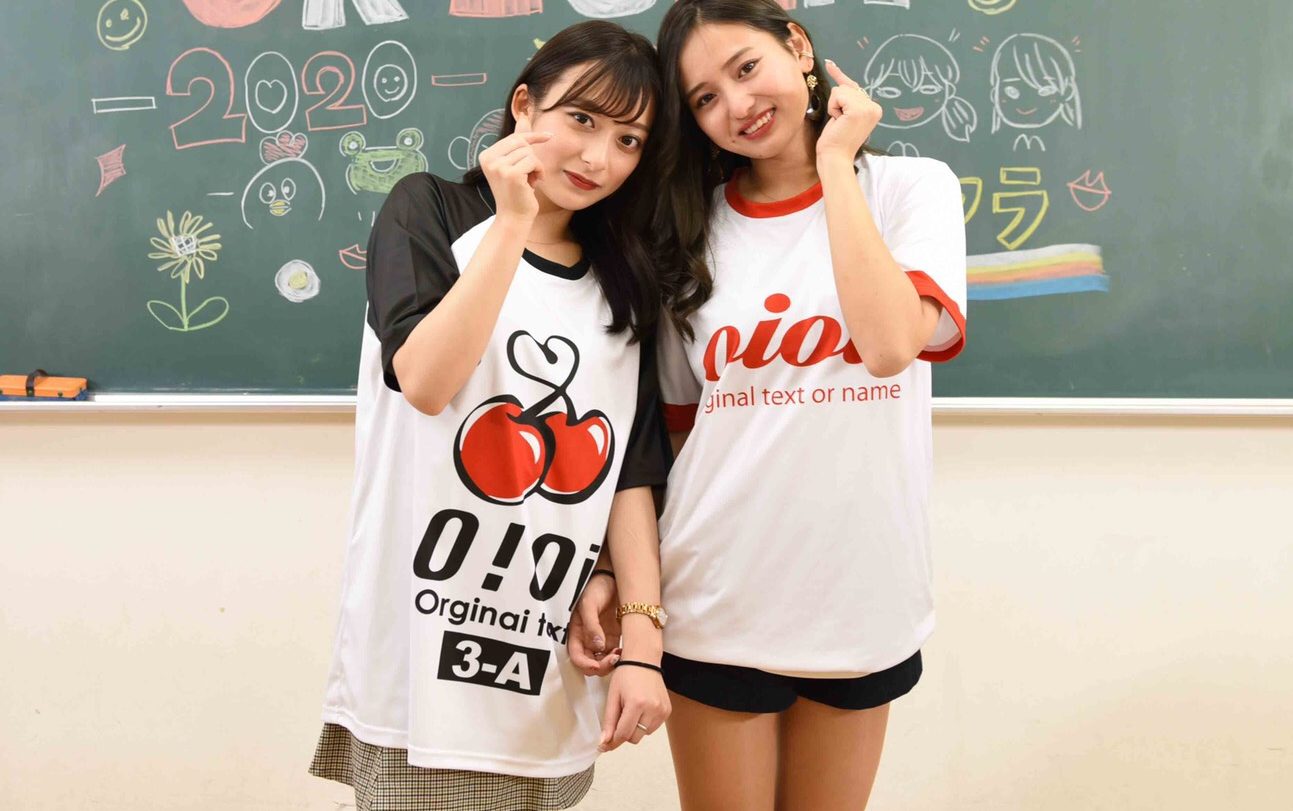 oioi(オアイオアイ)のクラスTシャツを着ている２人の女性