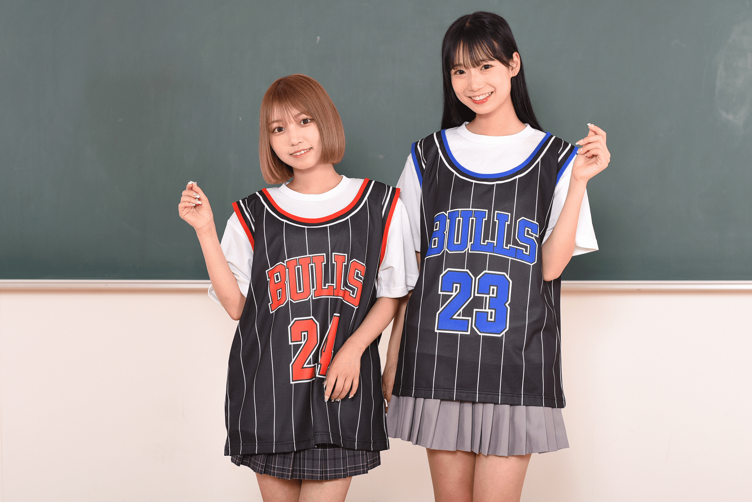 バスケットボールユニフォームを来ている2人の女子高生