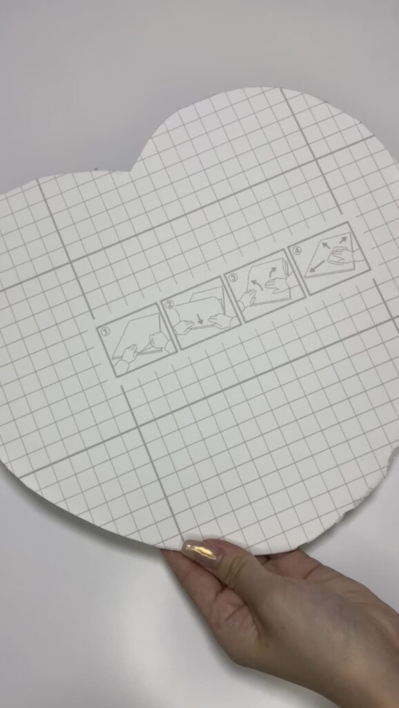 1.貼れるボードとデザインを印刷した紙をハサミでハート型に切ります