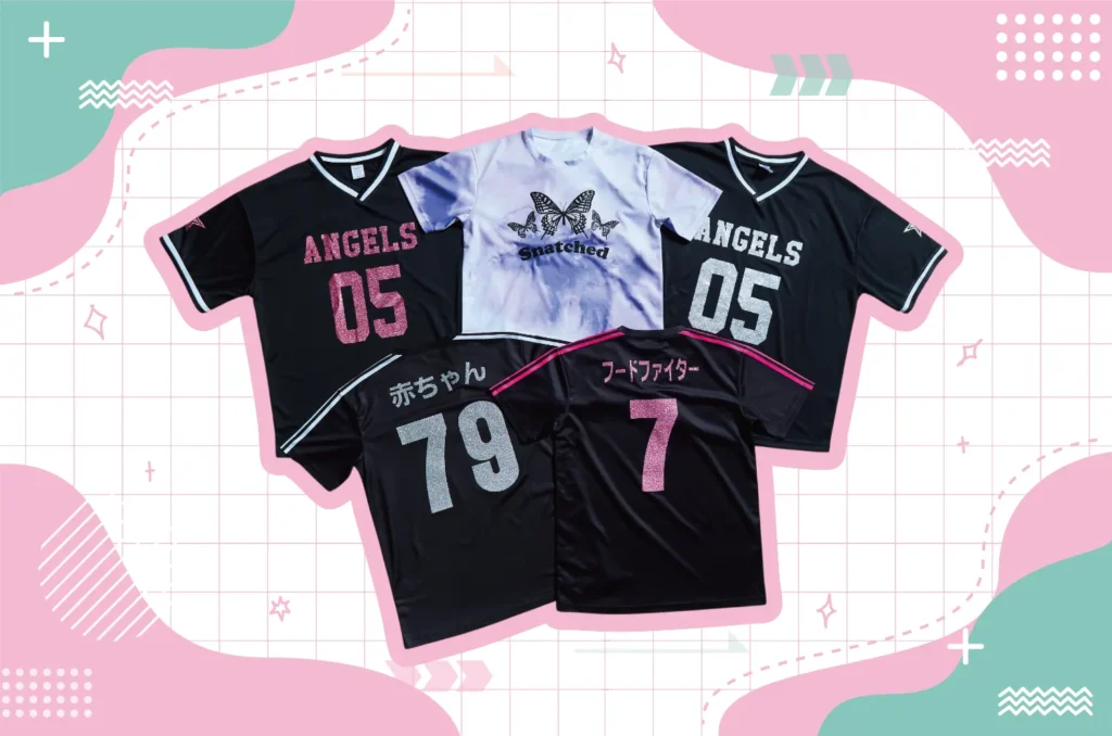 背ネームや正面デザインにグリッターまたはラメが使われているクラスTシャツが5枚のっている画像。